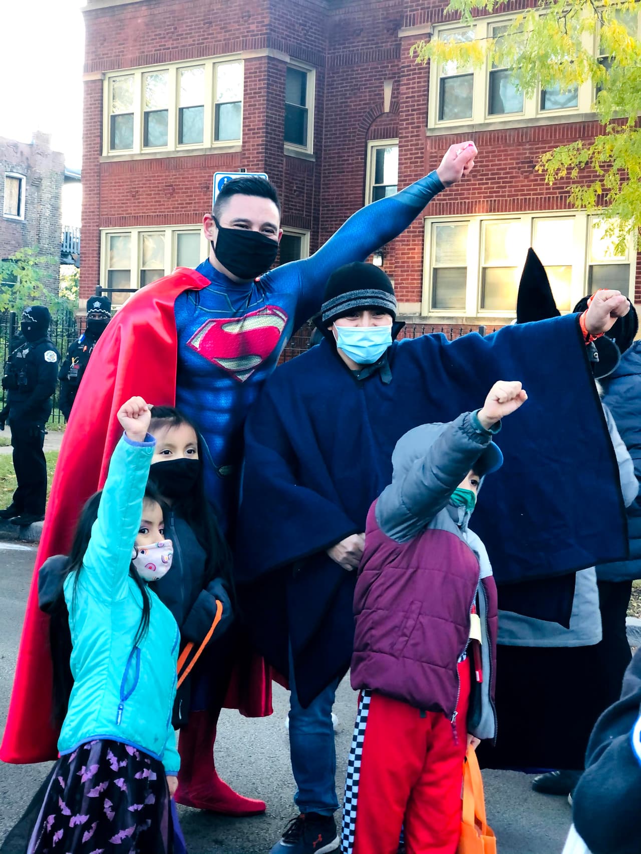 <h3 class="cms-H3-H3">Festival de otoño en NPV</h3>
<br>Parque del centro de la naturaleza de North Park Village, 5801 N. Pulaski Rd.
<br>
<b>Domingo 24 de Octubre</b>
<br>
<b>10:00 a.m .-- 3:30 p.m.</b>
<br>Edades: 3-12
<br>¡Es el 30 aniversario del Festival de Otoño en el Nature Center! Para mantener a su familia segura en los parques, es necesario registrarse con 6 opciones diferentes de entrada programada. Disfruta de un paseo otoñal por el Área Natural, construye un espantapájaros, visita la estación de manualidades para niños y mucho más.
<br>Regístrese para los siguientes horarios:
<a href="https://anc.apm.activecommunities.com/chicagoparkdistrict/activity/search/detail/402599?onlineSiteId=0&locale=en-US&from_original_cui=true" target="_blank">10 a.m .-- 11:30 a.m.</a>,
<a href="https://anc.apm.activecommunities.com/chicagoparkdistrict/activity/search/detail/402604?onlineSiteId=0&locale=en-US&from_original_cui=true" target="_blank">12 p.m. - 1:30 p.m.</a> o
<a href="https://anc.apm.activecommunities.com/chicagoparkdistrict/activity/search/detail/402605?onlineSiteId=0&locale=en-US&from_original_cui=true" target="_blank">2 p.m. - 3:30 pm</a>.