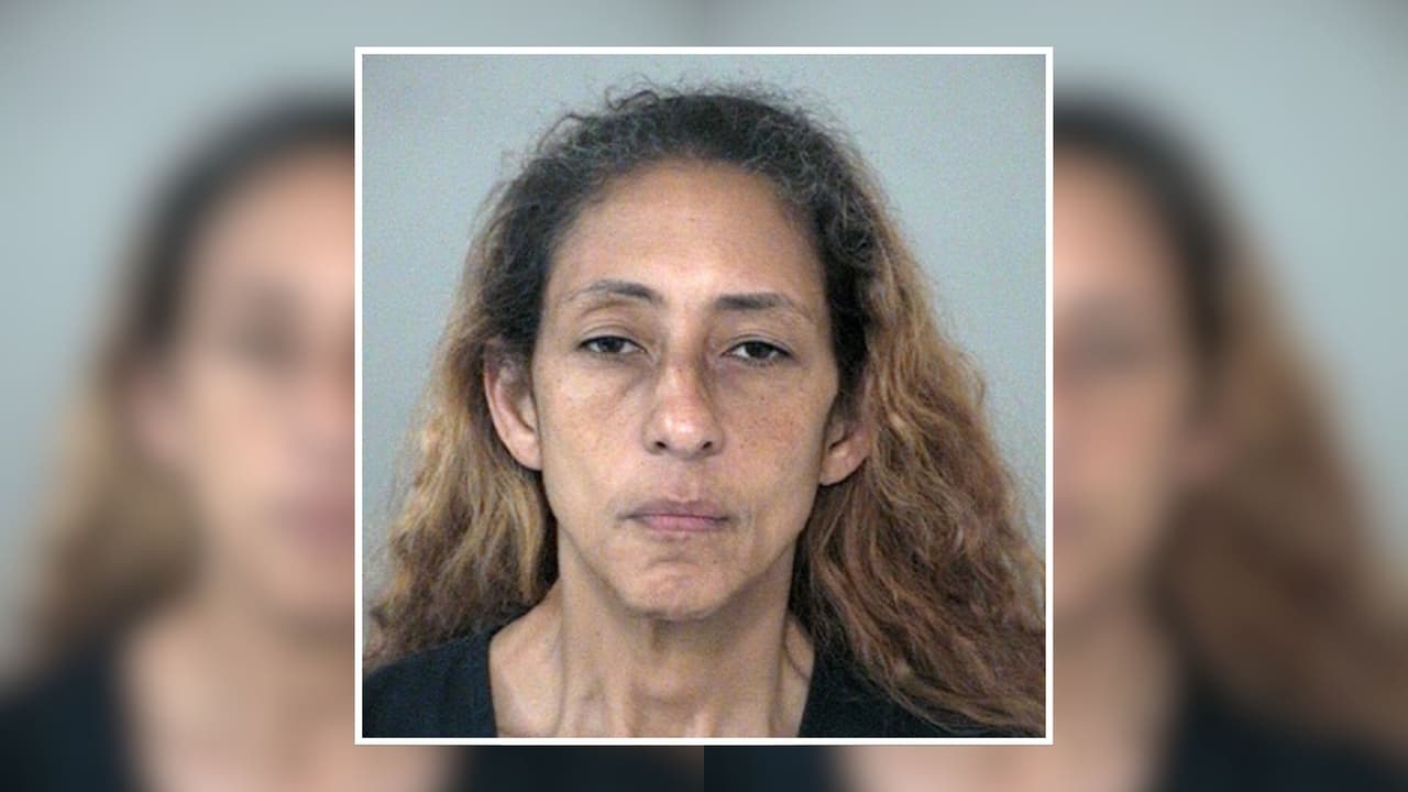 Una mujer está acusada de robar a punta de pistola al menos cinco restaurantes en el condado de Fort Bend