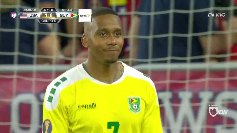 Tiro desviado de Keanu Marsh-Brown