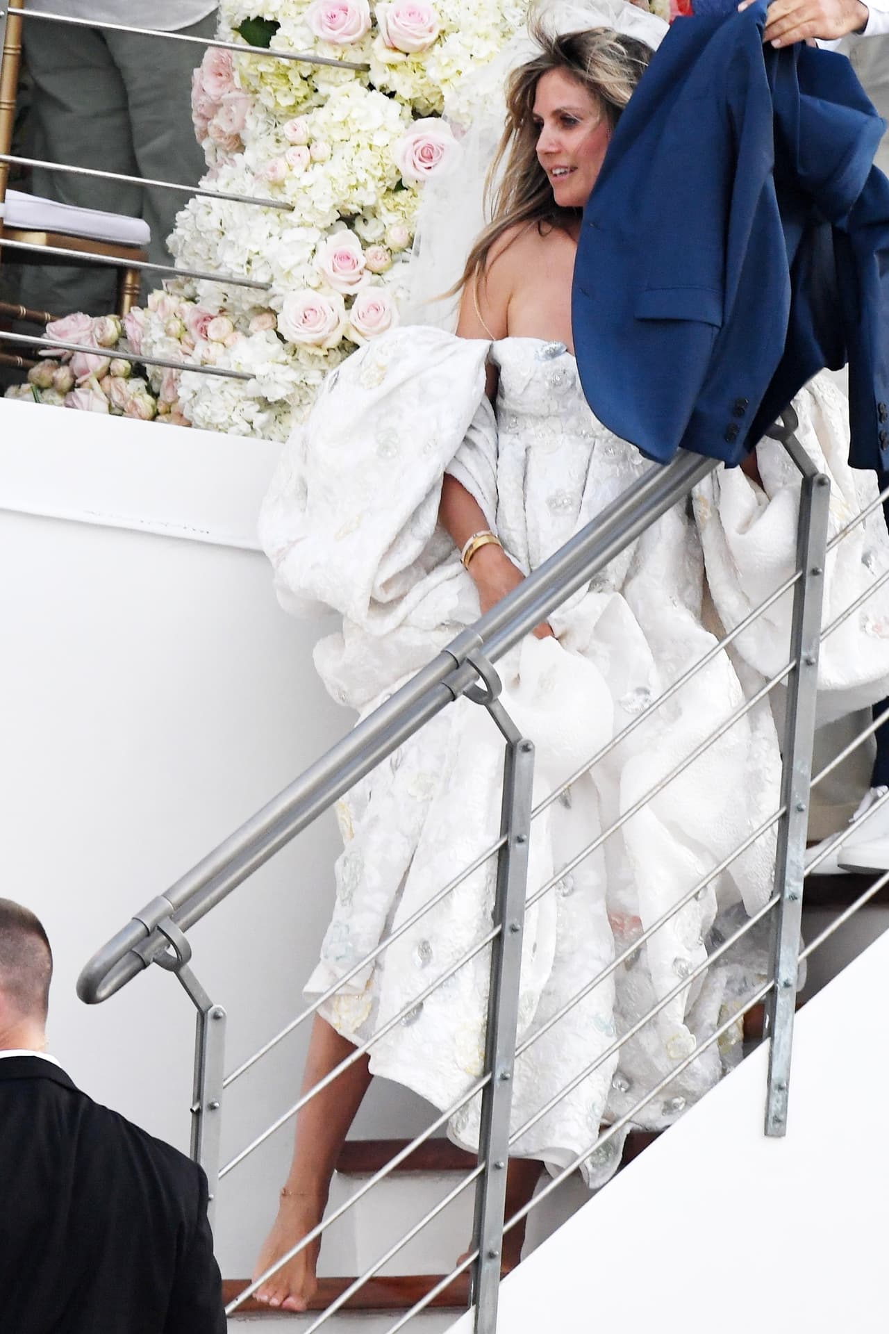 Heidi Klum parecía saber que los paparazzi la tenían en la mira, por lo que mostró además que 
<b>se casaría descalza</b>.