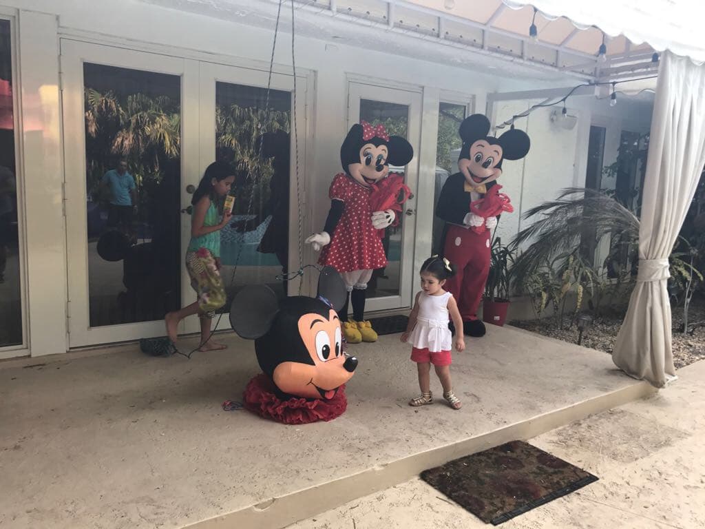 Giulietta estaba lista para pegarle a la piñata.