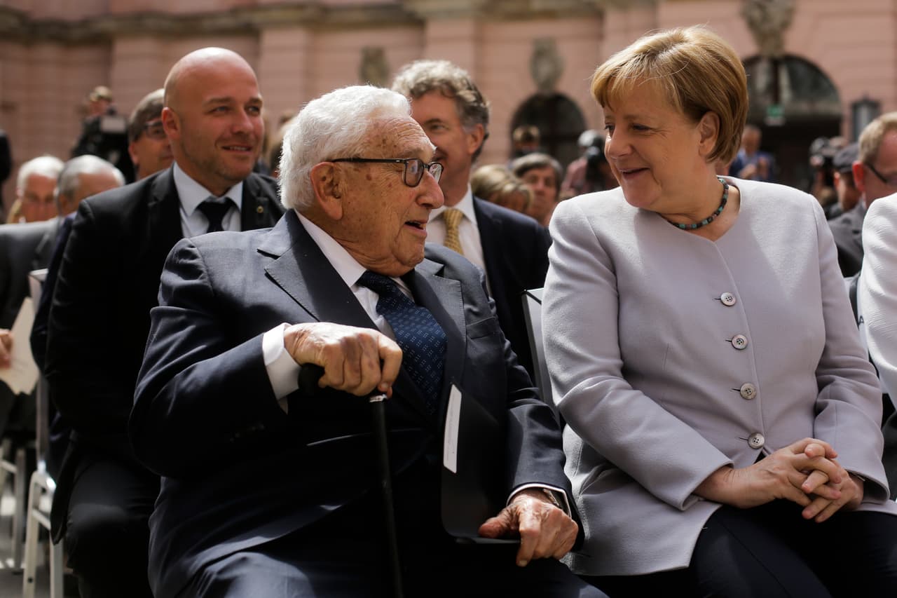 Kissinger y la canciller alemana Angela Merkel el 21 de junio de 2017.
