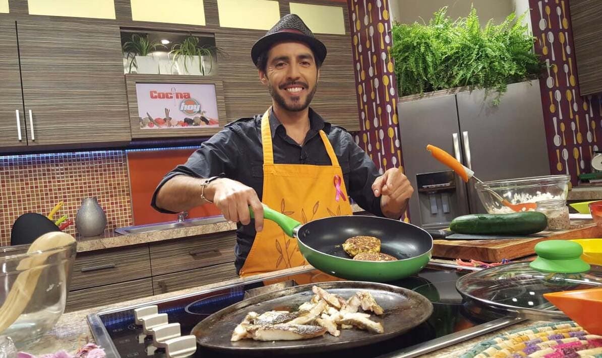 El chef Yogui se lució con su deliciosa receta: tortitas de arroz y pescado asado con ensalada juliana de vegetales.