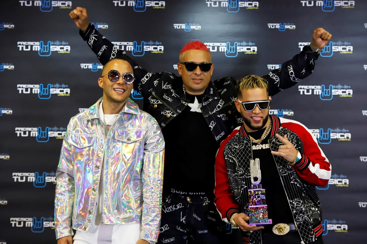El cantante ganó las categorías Artista del año, Artista urbano masculino, Álbum del año por 'Aura' y Remezcla del año por 'Te boté', que realizó junto a Bad Bunny, Nicky Jam, Casper Mágico, Darell y Nio García.