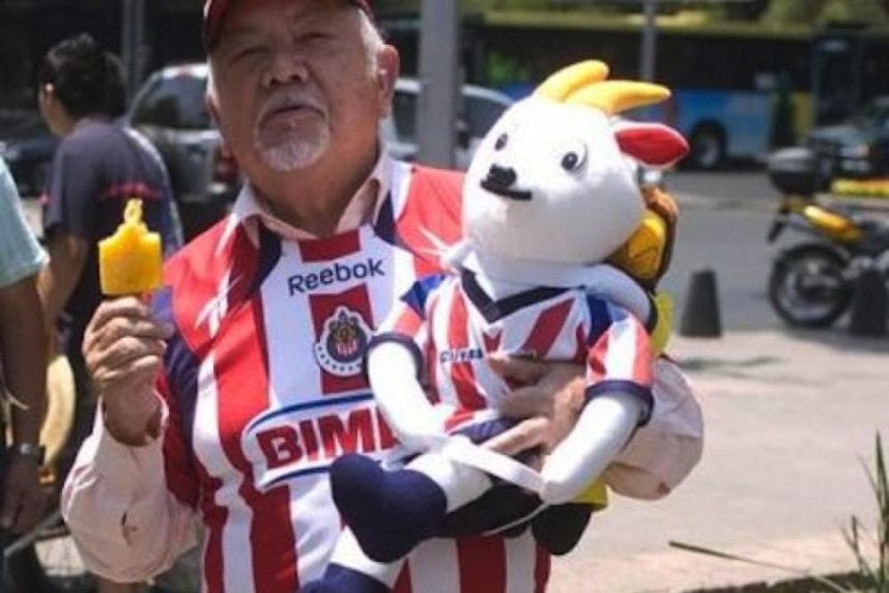 <b>Sergio Corona</b> es de los que se reúne con su familia para disfrutar de los partidos de sus amadas 
<b>Chivas</b>.