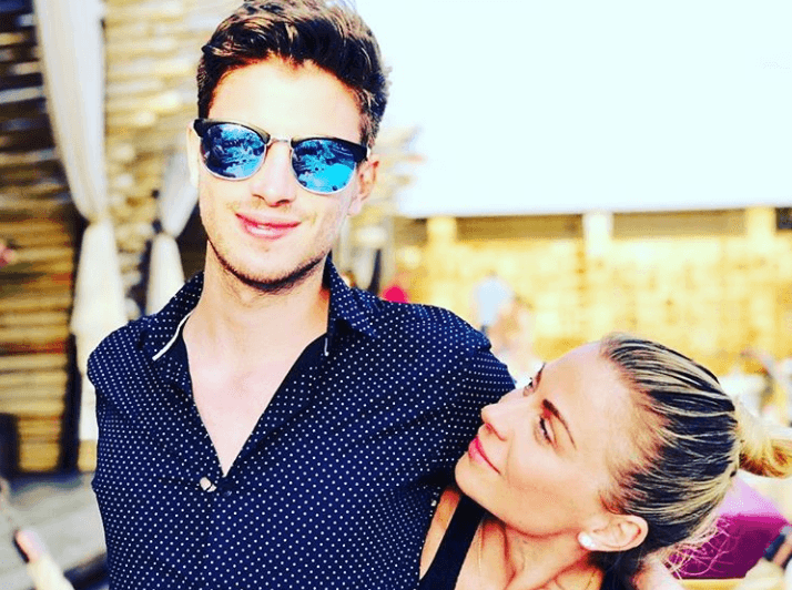 Y llegó desde el seno de su propia familia. 
<br>