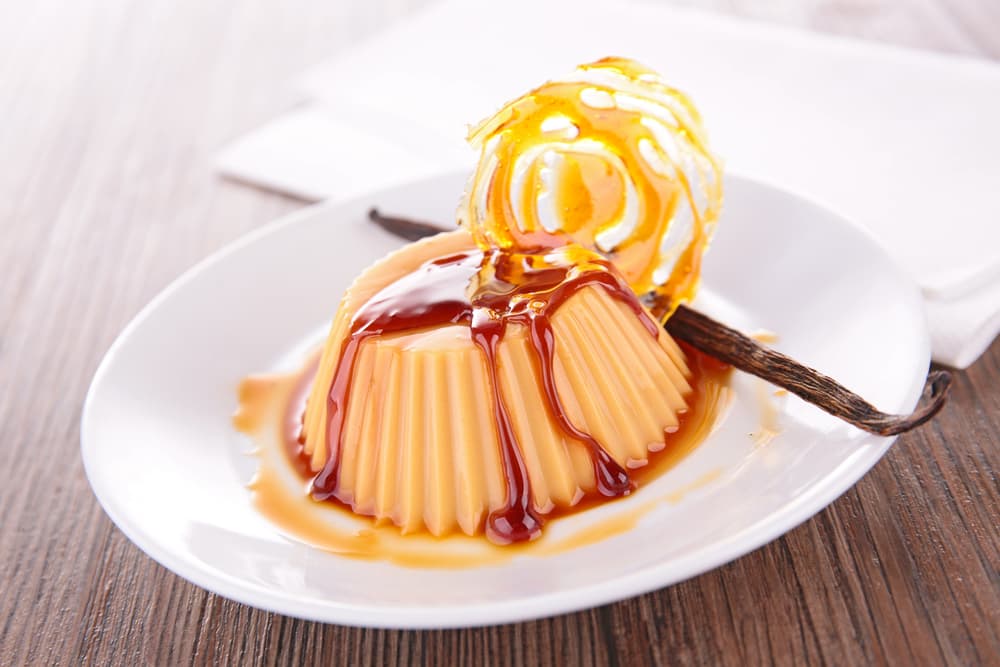 Dulce de leche-helado. No te pudimos dar mejor combinación que el sabor del dulce de leche y los helados. Para una tarde de verano en el que el calor no da tregua puedes refrescarte con este postre. Consigue 500 g de dulce de leche, 500 cc de leche, 250 cc de crema de leche, trocitos de chocolate, cerezas, salsa de chocolate, nueces, almendras y merenguitos.