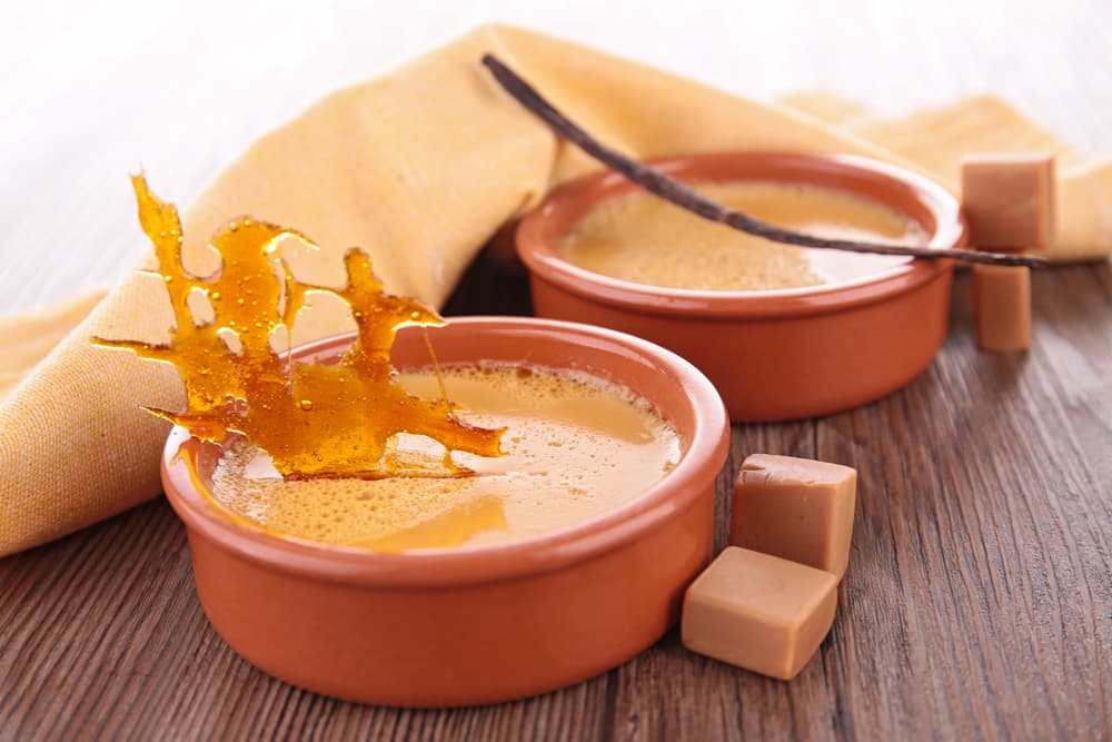 Dulce de leche casero original. Prepara un dulce casero original y el más tradicional. Para preparar uno casero necesitas los siguientes ingredientes: leche entera, azúcar, bicarbonato de sodio y esencia de vainilla.