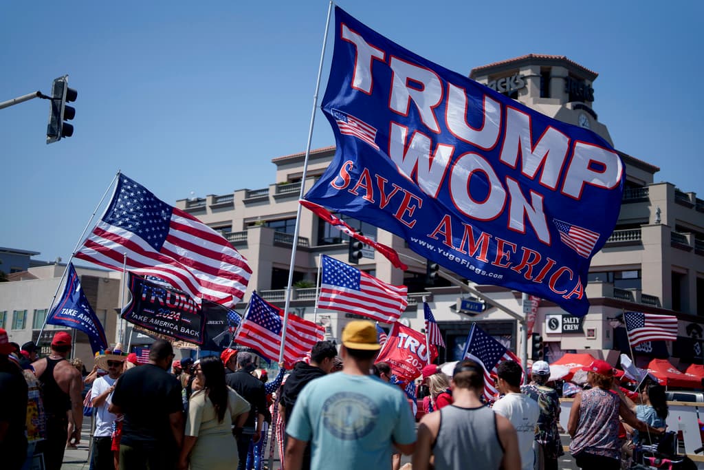 Seguidores del expresidente de los Estados Unidos, 
<b>Donald Trump</b>, se congregaron en 
<b>Huntington Beach</b> este domingo para expresarle su apoyo e insistirle en que "salve al país". El político republicano fue 
<b><a href="https://www.univision.com/local/philadelphia-wuvp/noticias/elecciones-en-estados-unidos-2024/en-vivo-ultimas-noticias-trump-el-expresidente-se-encuentra-bien-tras-ser-evacuado-de-emergencia-de-un-mitin-al-escucharse-detonaciones" target="_blank">blanco de un atentado el sábado</a></b>, mientras participaba de un mitin en Butler, Pensilvania.