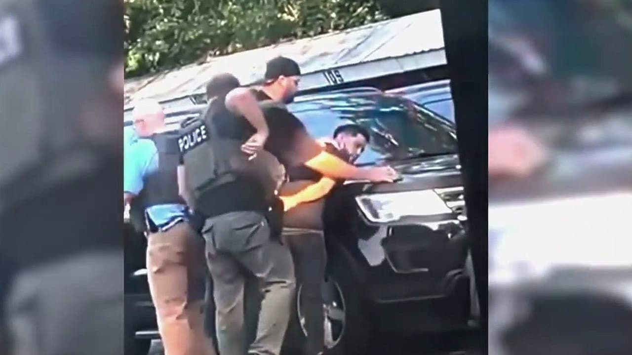 Activistas y víctimas presentan denuncias en Chicago por abusos de ICE en la Operación Midway Blitz