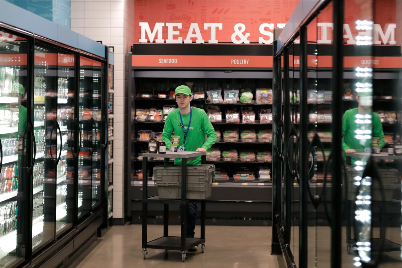 Un sofisticado sistema de sensores y de cámaras controla a cada uno de los clientes, registrando todos los productos que se adquieren y añadiendo el total a la cuenta de la compra, sin necesidad de pasar por un cajero al terminar.