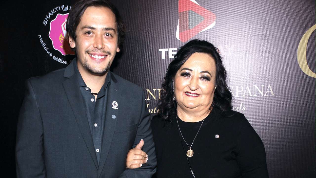 María Eugenia Plascencia posa junto a su hijo Manuel Monge.