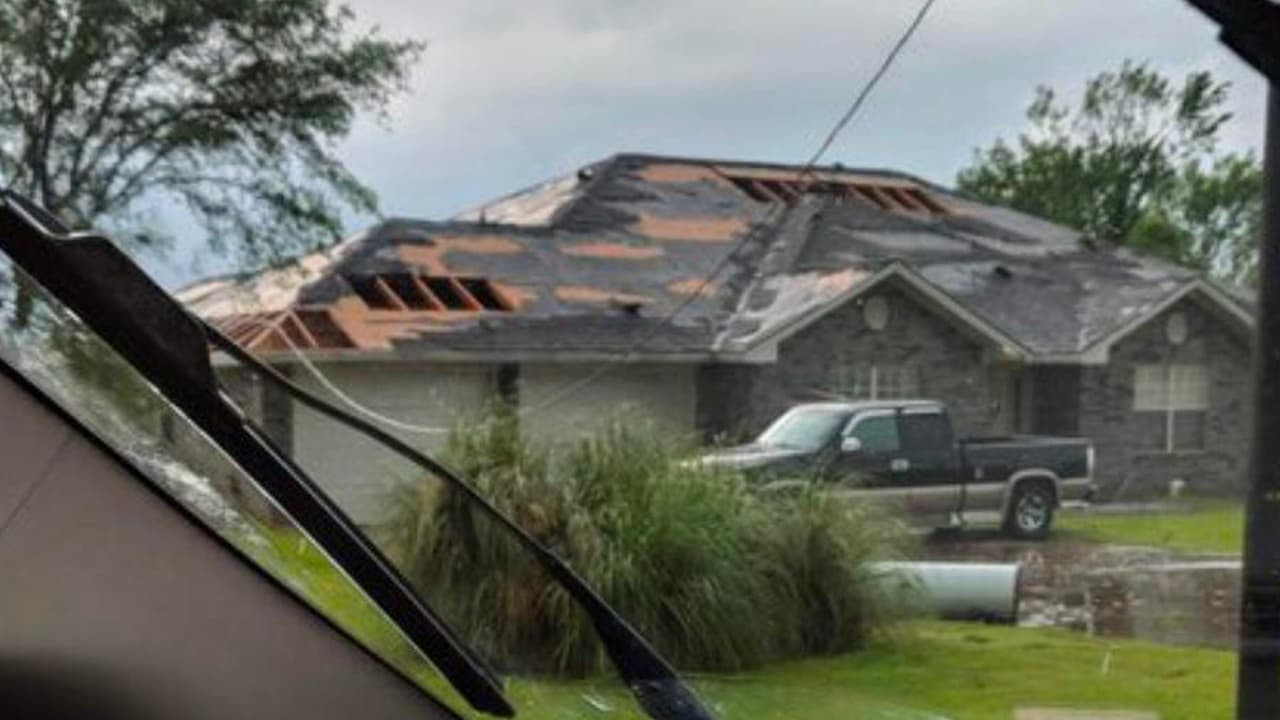 Esta casa quedó en pie, pero los fuertes vientos arrancaron el techo.