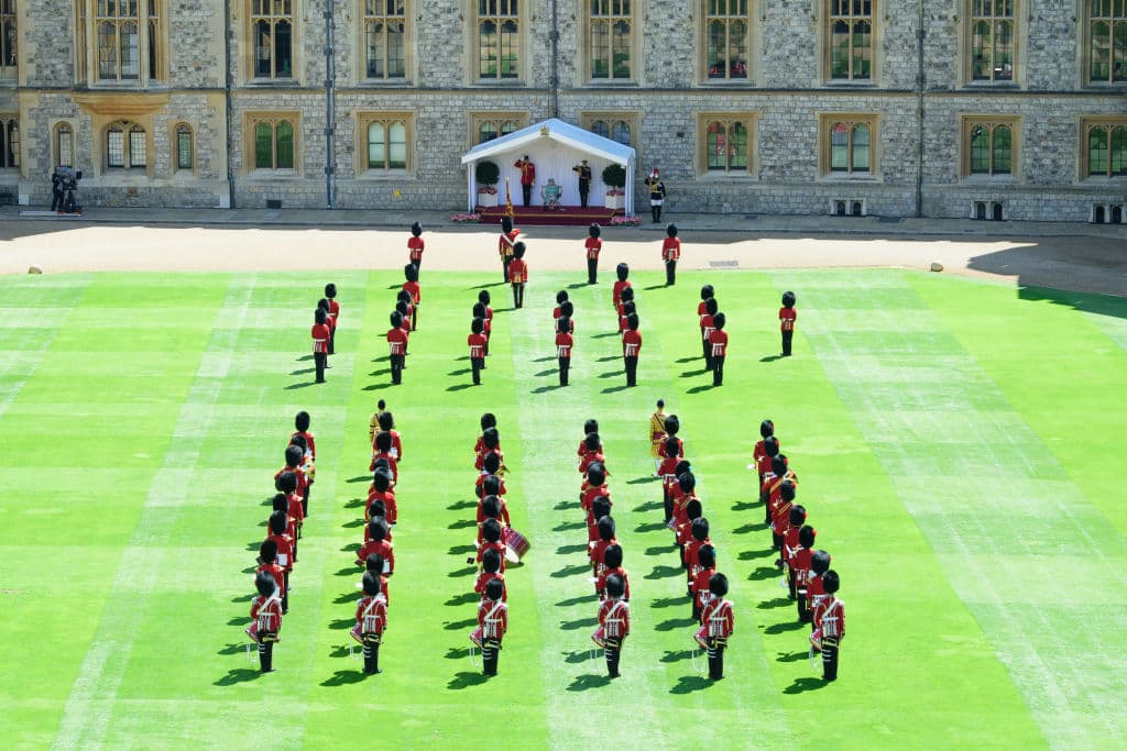 Según la revista,
<b><a href="https://www.univision.com/famosos/el-principe-felipe-esposo-de-la-reina-isabel-cumple-casi-un-siglo-de-vida-estos-15-datos-de-el-te-sorprenderan-fotos">el príncipe Felipe</a></b>, esposo de la reina Isabel II,
<b>no estuvo presente </b>en la ceremonia.
<br>