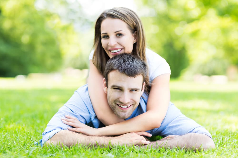 Si la pareja acuariana aprende a darle a Piscis el beneficio de la duda, y la pareja Piscis trata de entender a su volátil e imprevisible acuariano o acuariana las cosas marcharán bien. El problema consiste en que muchas veces Piscis se siente inseguro y esto enerva a los acuarianos cuyos intereses van por otro lado, y aunque se proyecta al futuro con una mente abierta se siente agobiado cuando Piscis muestra su lado flaco.