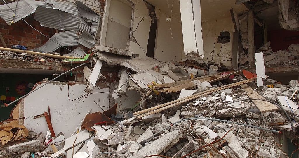 Rescatan con vida a un anciano 13 días después del terremoto en Ecuador