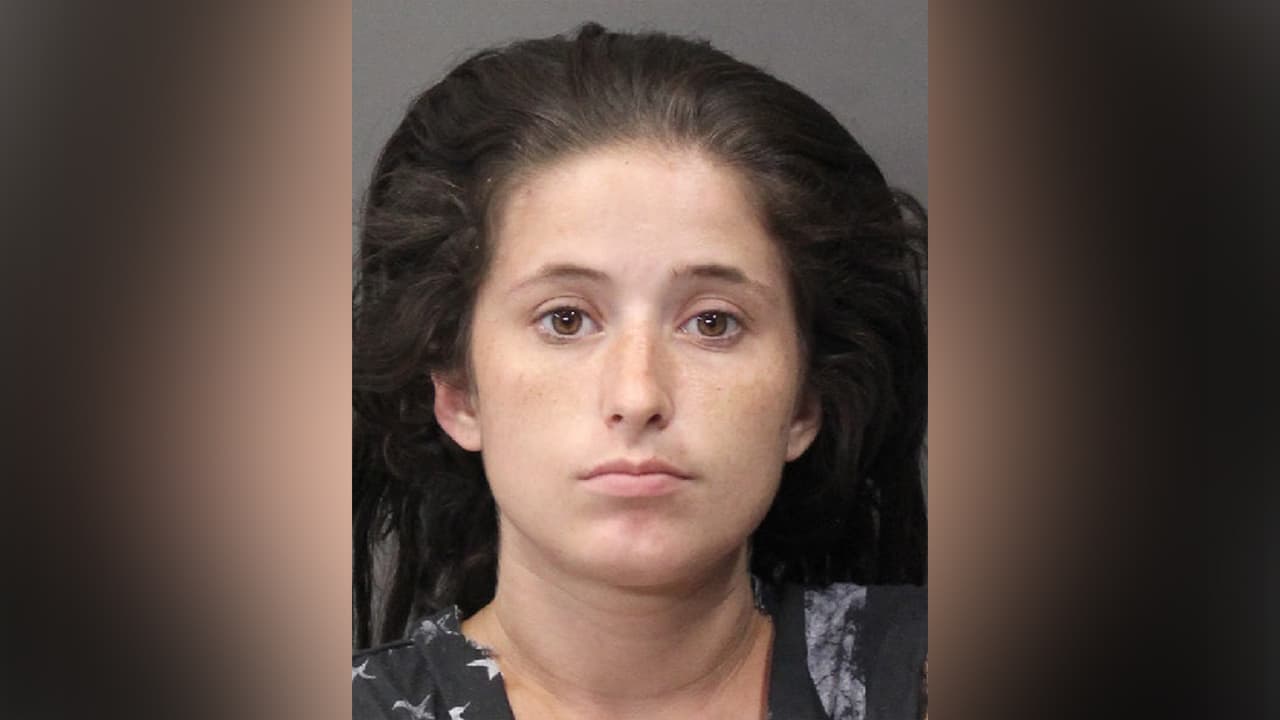 Shelby Leighanne Bozoglou, enfrenta cargos por evadir arresto.