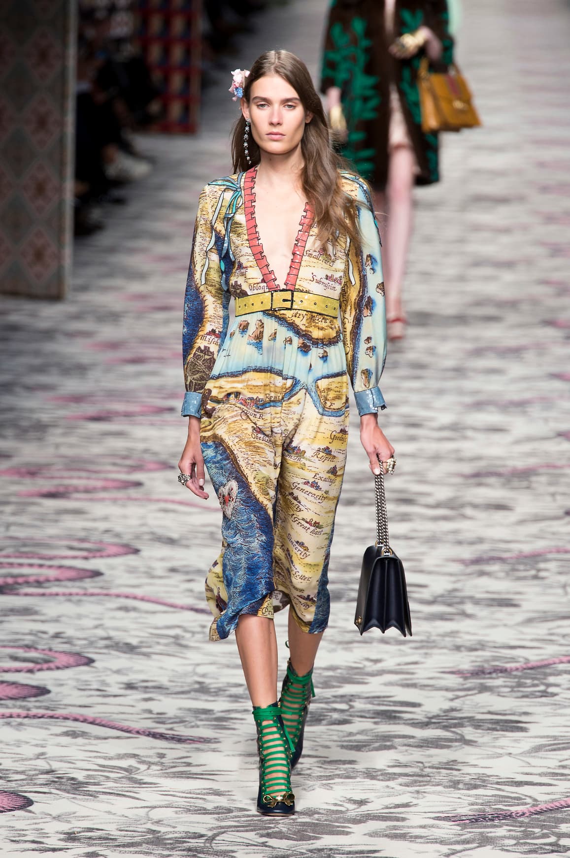 De la colección de Gucci Spring 2016, el traje se encuentra en tiendas por 
<a href="https://www.lyst.com/search/?q=gucci+dresses&term=gucci+dresses&page=5&meta_gender=Women">4,200 dólares</a>