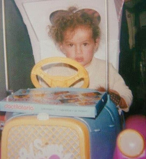 Esta linda niñita ha puesto el nombre de Colombia muy en alto con el éxito que tiene en el mundo de las telenovelas. Actualmente no usa el cabello rizado y se acaba de convertir en mamá el pasado mes de julio. ¿Sabes quién es?