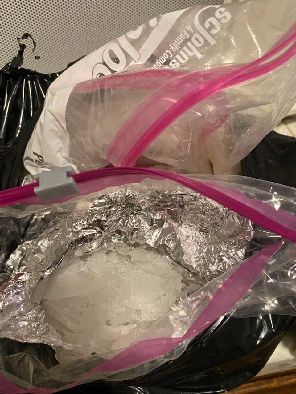 “Hoy en día la metanfetamina es más potente, pura y barata”, dijo el agente especial a cargo de la DEA, Bill Bodner, de la División de Campo de Los Ángeles. “Los narcotraficantes están saturando a la comunidad con esta droga adictiva y 
<b>utilizando el área de Los Ángeles como un importante centro de transbordo para almacenar y distribuir sus drogas ilícitas”.</b>