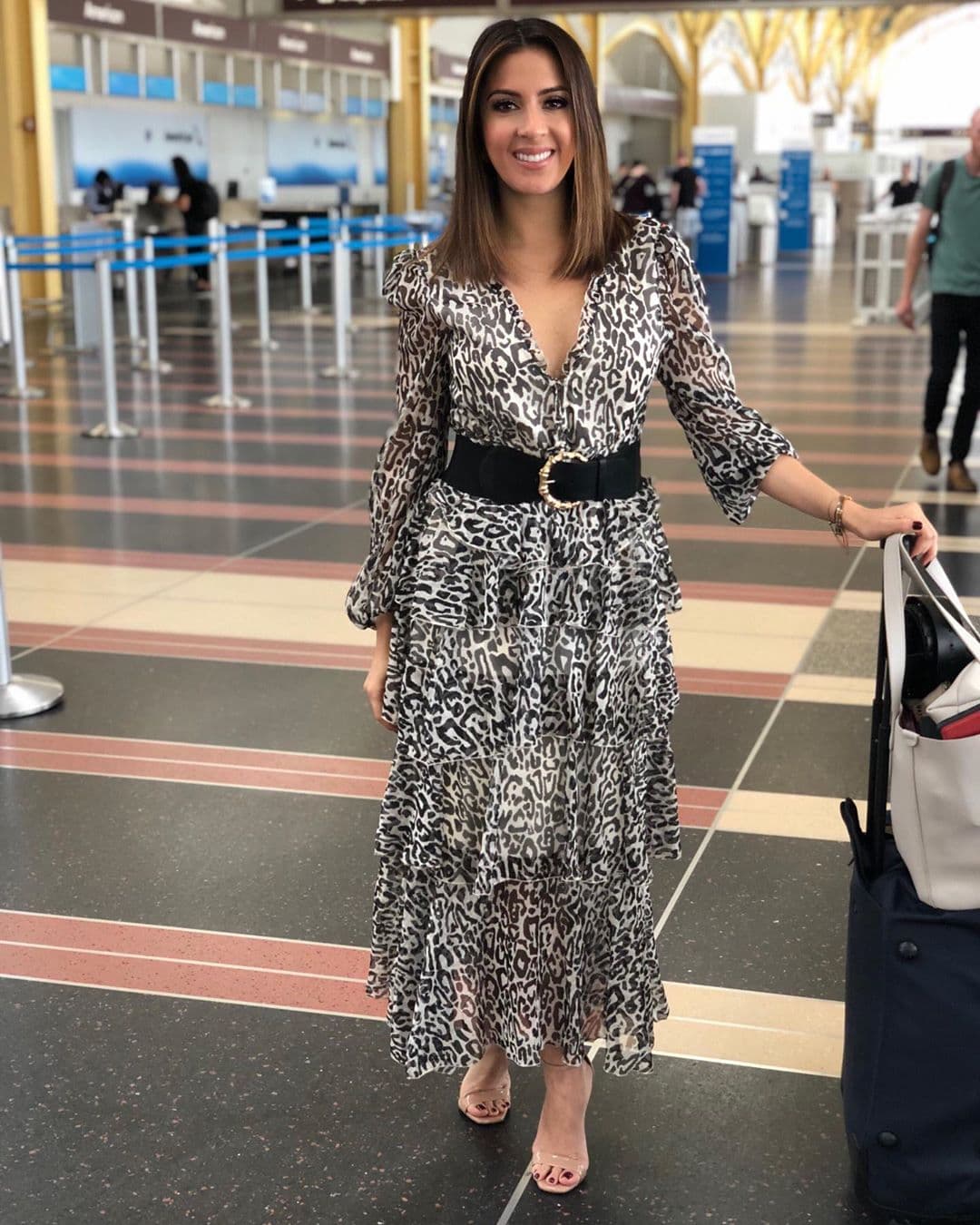 Las telas vaporosas son tendencia. Maity lleva un vestido de volantes adornado con un cinto grueso y mangas tres cuartos.