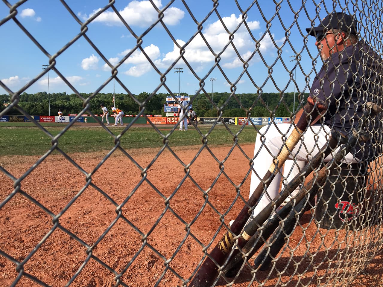 Partido de béisbol en un campo construido en un terreno que fue de Youngstown Sheet and Tube Co.