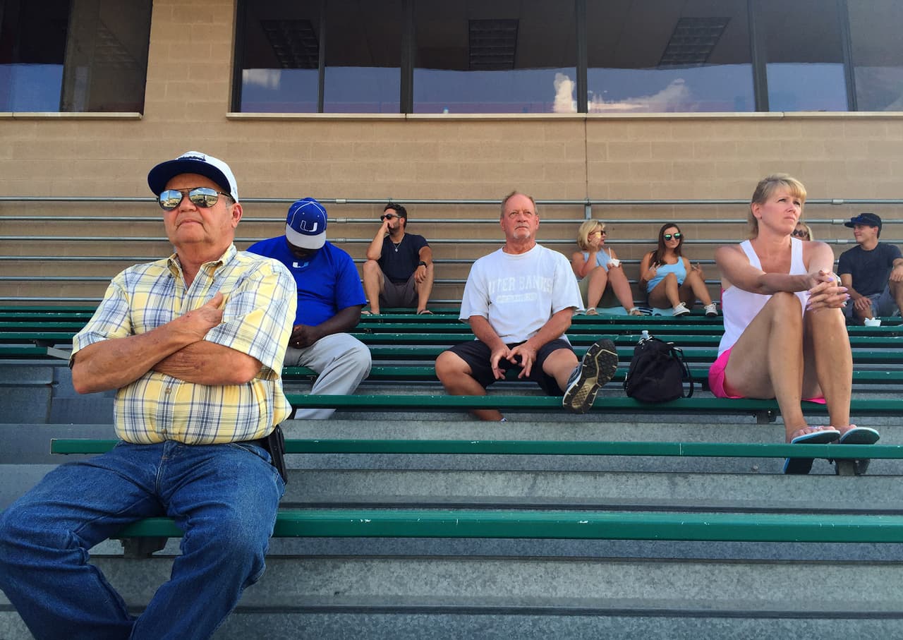 Espectadores miran un partido de béisbol en el Bob Cene Park
