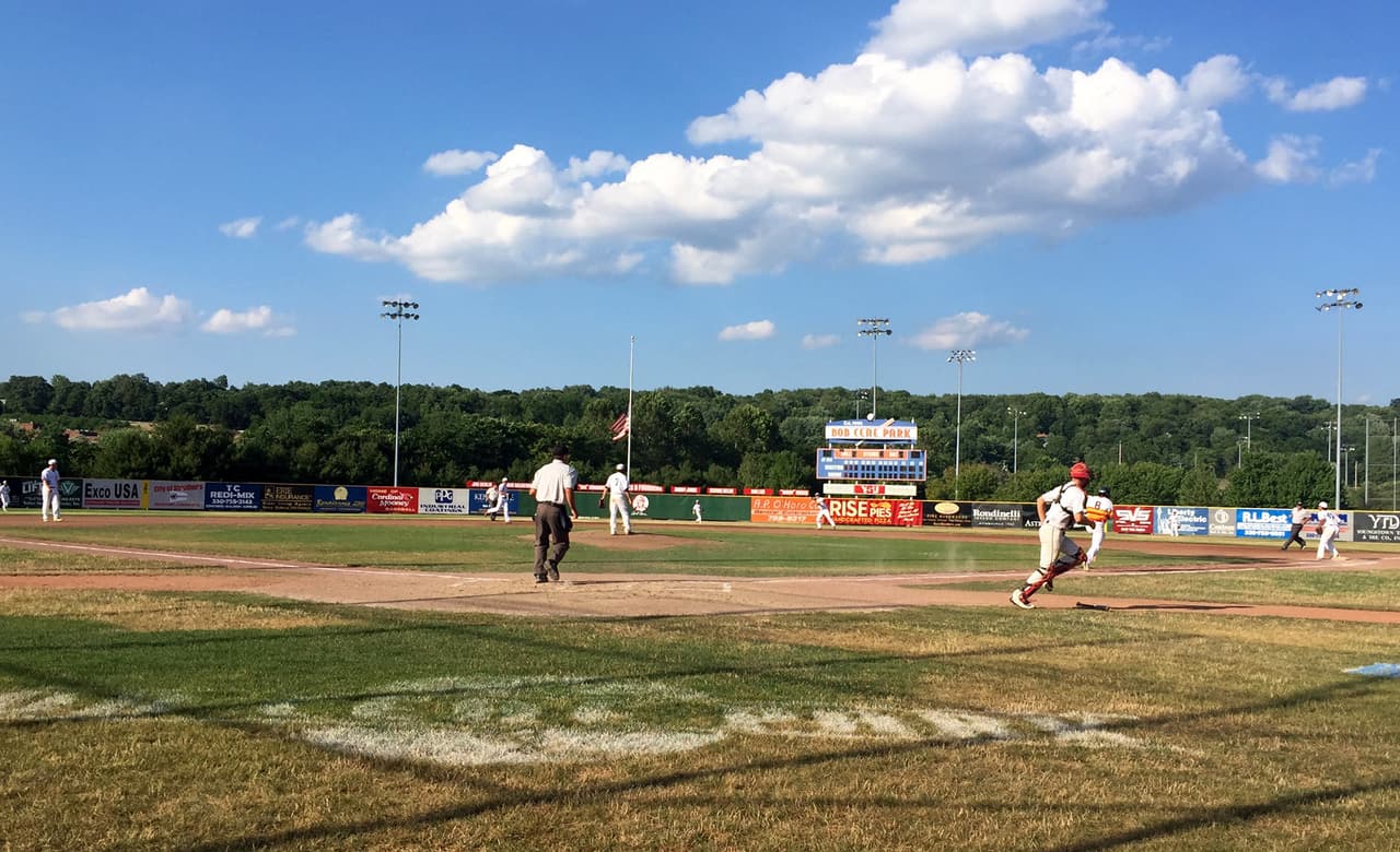 Partido de béisbol en un terreno que fue de Youngstown Sheet and Tube Co.