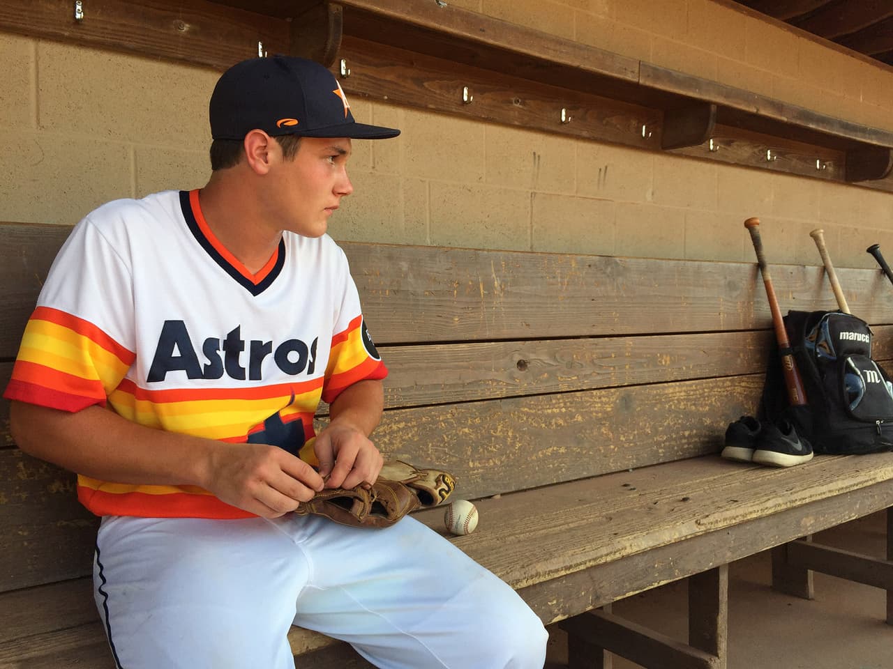 Jugador de béisbol de la liga estudiantil se prepara para el partido