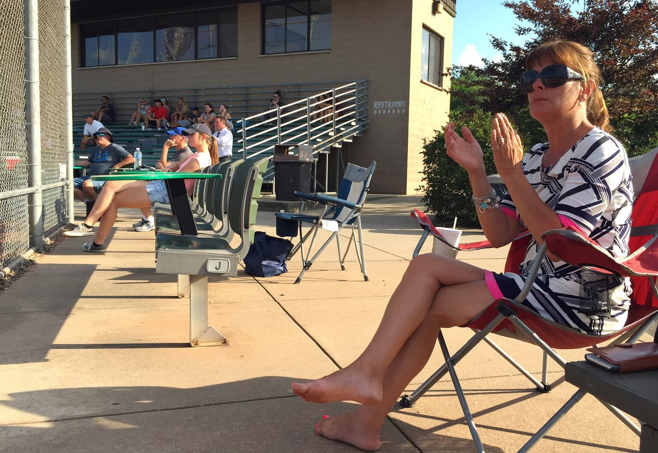 Espectadora en un partido de béisbol en el Bob Cene Park