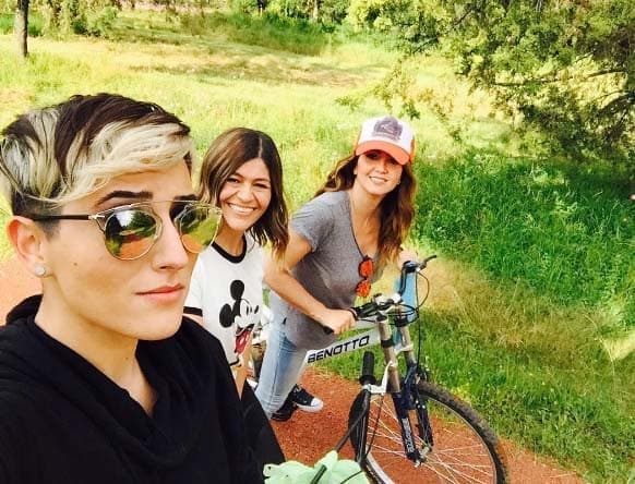 Las tres disfrutaron de un paseo extremo en bici.