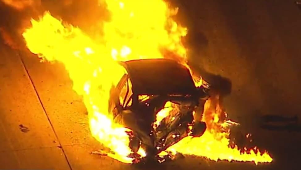 Arrestan a policía tras choque vehicular en el que murieron tres personas en Los Ángeles