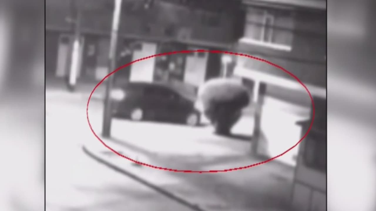 <b>Arrestan al 'monstruo del carro negro': acusado de abusar sexualmente de 30 mujeres</b>
<br>
<br>En video quedó grabado cómo una potencial víctima logra escapar. Sin embargo, las autoridades lo señalan el presunto responsable del abuso sexual a unas 30 mujeres en Colombia durante las horas de la madrugada.