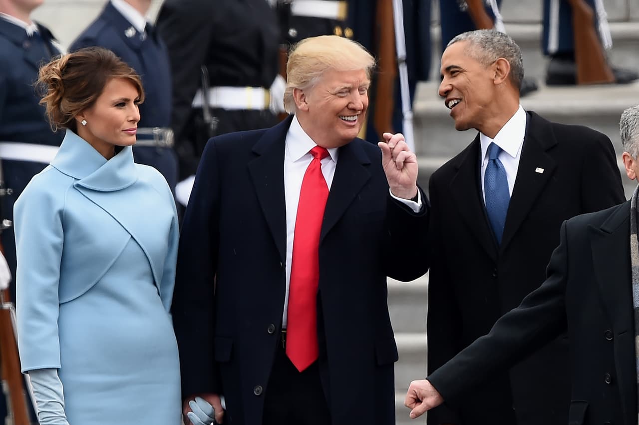 <b>Así de diferente.</b> En la ceremonia de toma de posesión, los rostros de los presidentes Donald Trump y Barack Obama mostraban cordialidad entre ellos. Parecía que habían terminado los ataques y contraataques entre el candidato y el presidente saliente, que se iniciaron mucho antes de la campaña. A un año del comienzo de la nueva administración, Donald Trump sigue concentrado en cambiar cada una de las decisiones más influyentes de su predecesor, especialmente en salud, inmigración y medio ambiente.