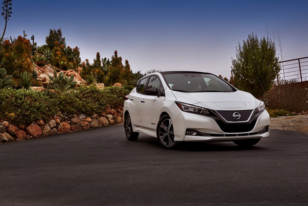 El nuevo Nissan Leaf 2018 sirve como plataforma para
<b>el debut norteamericano del sistema <a href="http://www1.univision.com/noticias/nissan/el-propilot-de-nissan-es-el-primer-sistema-de-conduccion-autonoma-de-un-fabricante-masivo?layoutType=flex" target="_blank">ProPilot de Nissan</a></b> en cual no llega a l Nivel 4 en este auto, pero si permite manejo autónomo en autopista en un mismo canal.