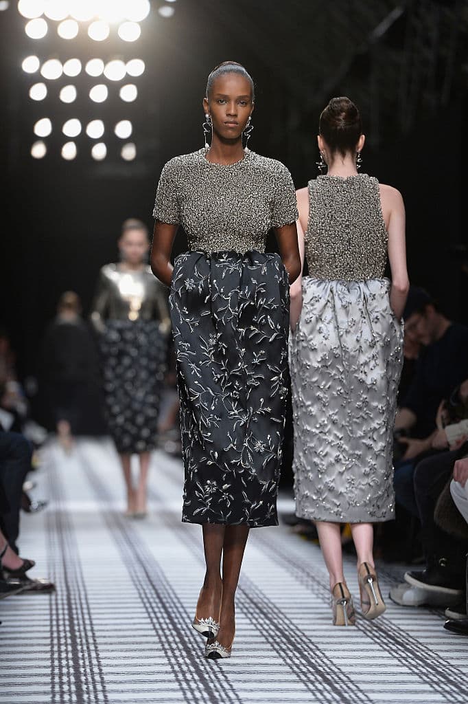 Algunas prendas de alta costura han llegado a ser consideradas arte por los expertos, pero en ocasiones simplemente parece que se empeñan en crear diseños con poca gracia que llegan a ser señalados como feos. Una marca recurrente en ello es 
<b>Balenciaga</b> que, pese a que ha estado en la industria de la moda por décadas, ha tenido algunos problemas cuando se trata de vender modelos de ropa o calzado poco convencionales.