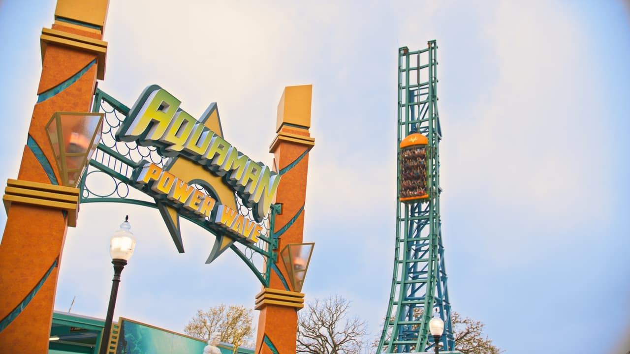 La nueva montaña “Aquaman: Power Wave” es una de las atracciones más esperadas del año en Six Flags Over en Arlington, Texas. Está disponible a partir de este 11 de marzo y durante las vacaciones de primavera, del 11 al 19 de marzo, el parque abrirá todos los días.