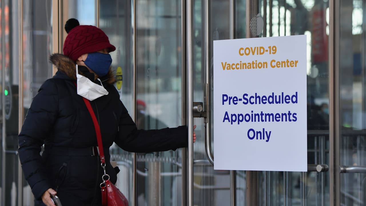 Centro de vacunación en Washington Heights ahora será bilingüe y dará prioridad a residentes de esa zona