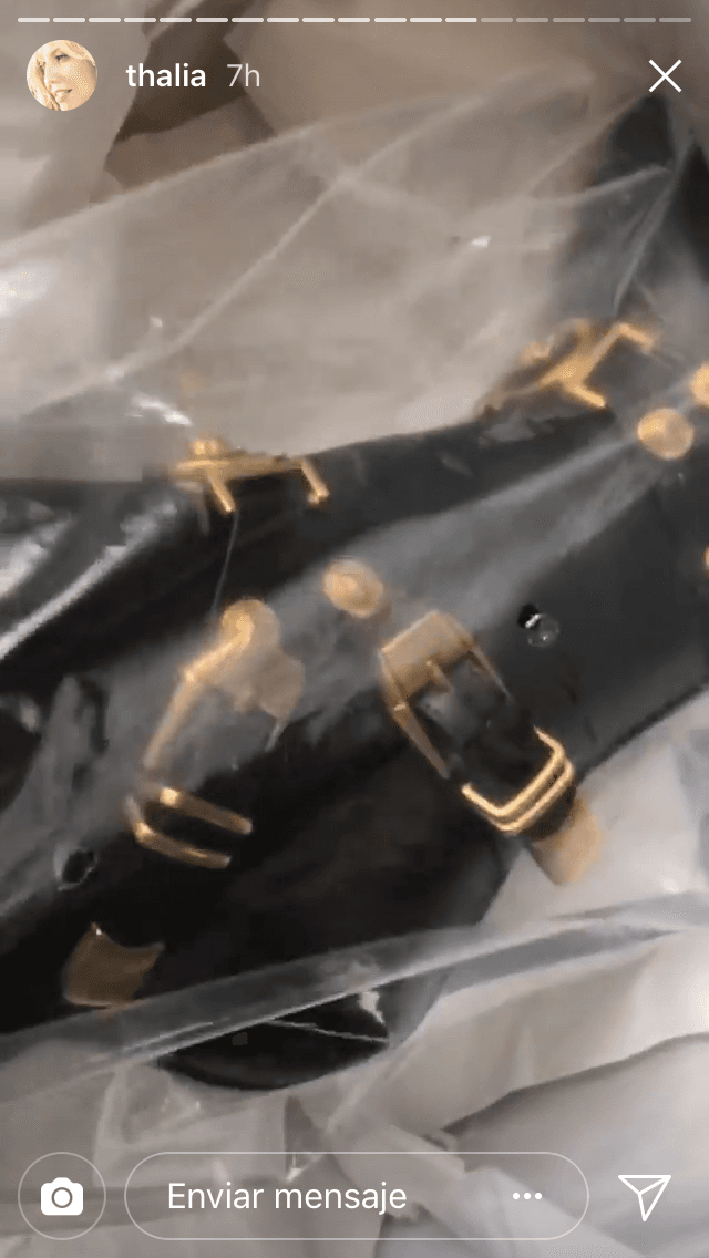 Thalía también es poseedora de unos botines negros de piel con hebillas doradas de la casa italiana Versace. Estos zapatos confeccionados en piel de becerro tienen un precio de 2,090 dólares, y es posible comprarlos a través de la página de internet de la marca.