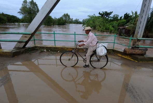 El fenómeno, que tras salir de Honduras se convirtió en depresión tropical en territorio de Belice, seguirá descargando fuertes lluvias en ambos países, lo mismo que en Guatemala, indicaron en Tegucigalpa fuentes de la Comisión Permanente de Contingencias (Copeco) y de la Oficina de Pronósticos de Aeronáutica Civil.