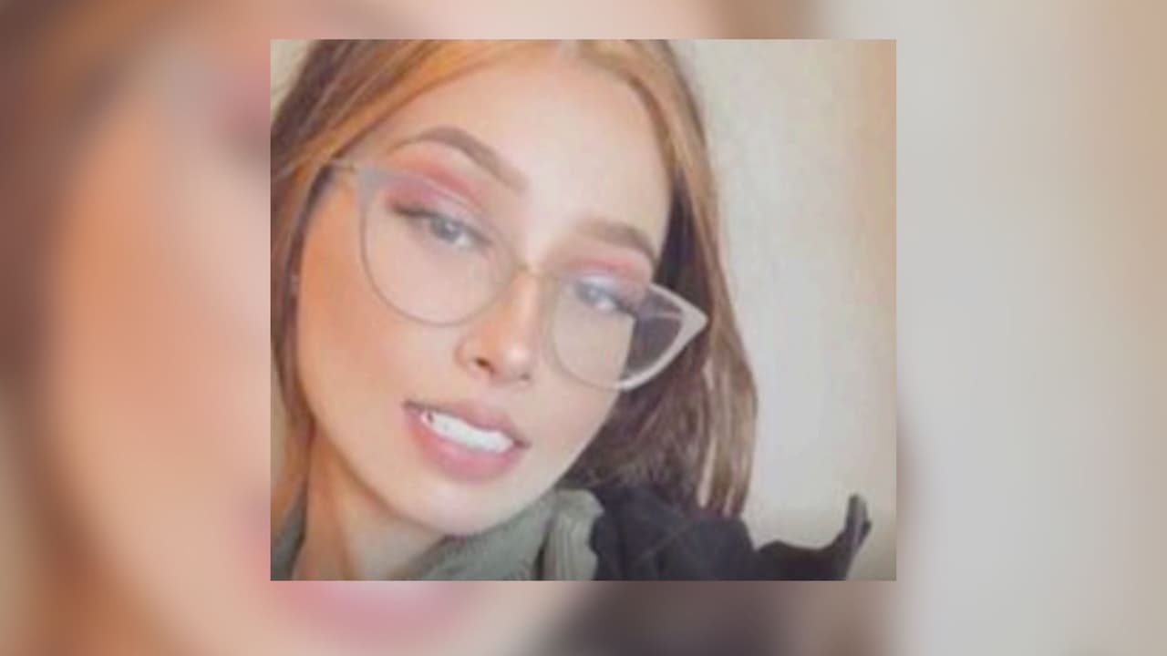 <b>Descripción física de Izebella Deleon:</b>
<br>Pesa 110 libras, mide 5’4 de altura, tiene ojos cafés, su color de cabello es marrón claro y utiliza gafas.