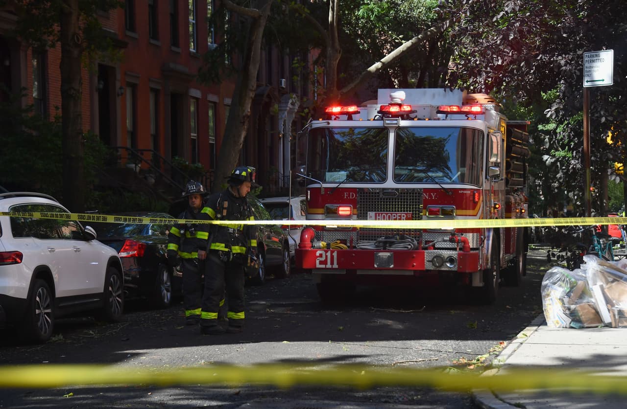 El Departamento de Bomberos
<b>acuden a una llamada de auxilio en Brooklyn Heights</b>, debido a los estragos de la tormenta tropical que dejó a más de un millón sin electricidad.