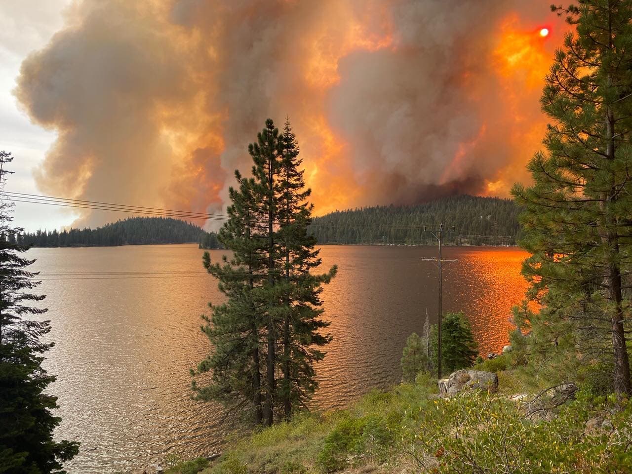 Las llamas también alcanzaron los alrededores del centro de ski China Peak, ubicado en el condado de Fresno.
