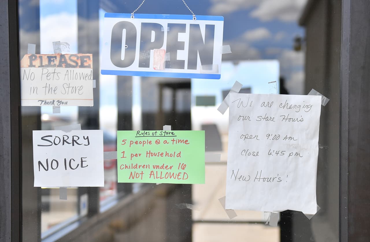 Las autoridades dijeron que se emitirá una orden de emergencia de salud por separado para continuar el toque de queda diario que se extiende desde las 8:00 p.m. hasta las 5:00 a.m. y detener los bloqueos de fin de semana de 57 horas.