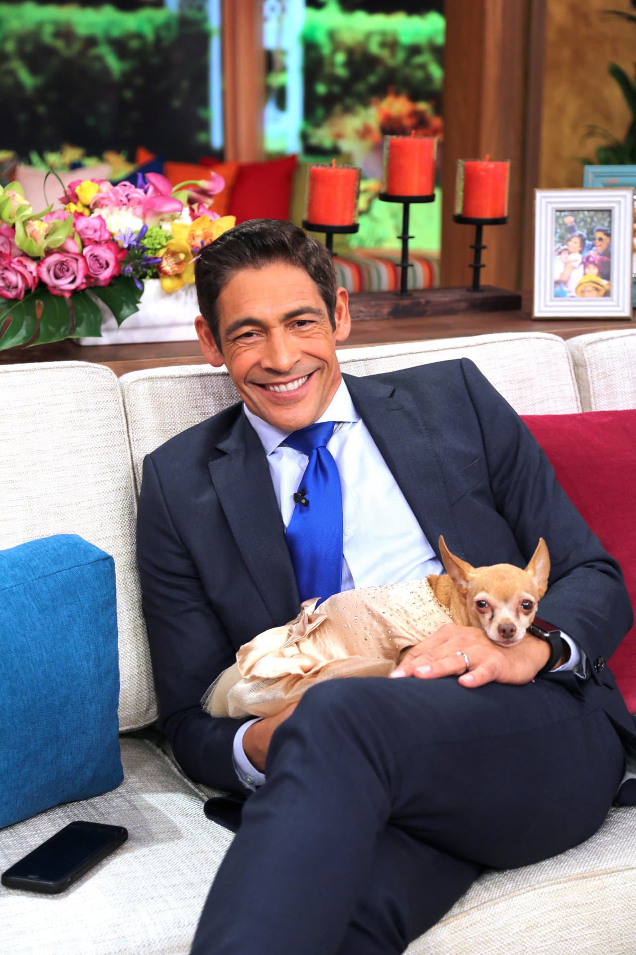 Johny Lozada no se queda atrás y en varias ocasiones ha llevado al set de 'Despierta América' a su perrito chihuahua, dejando en claro el amor que le tiene.