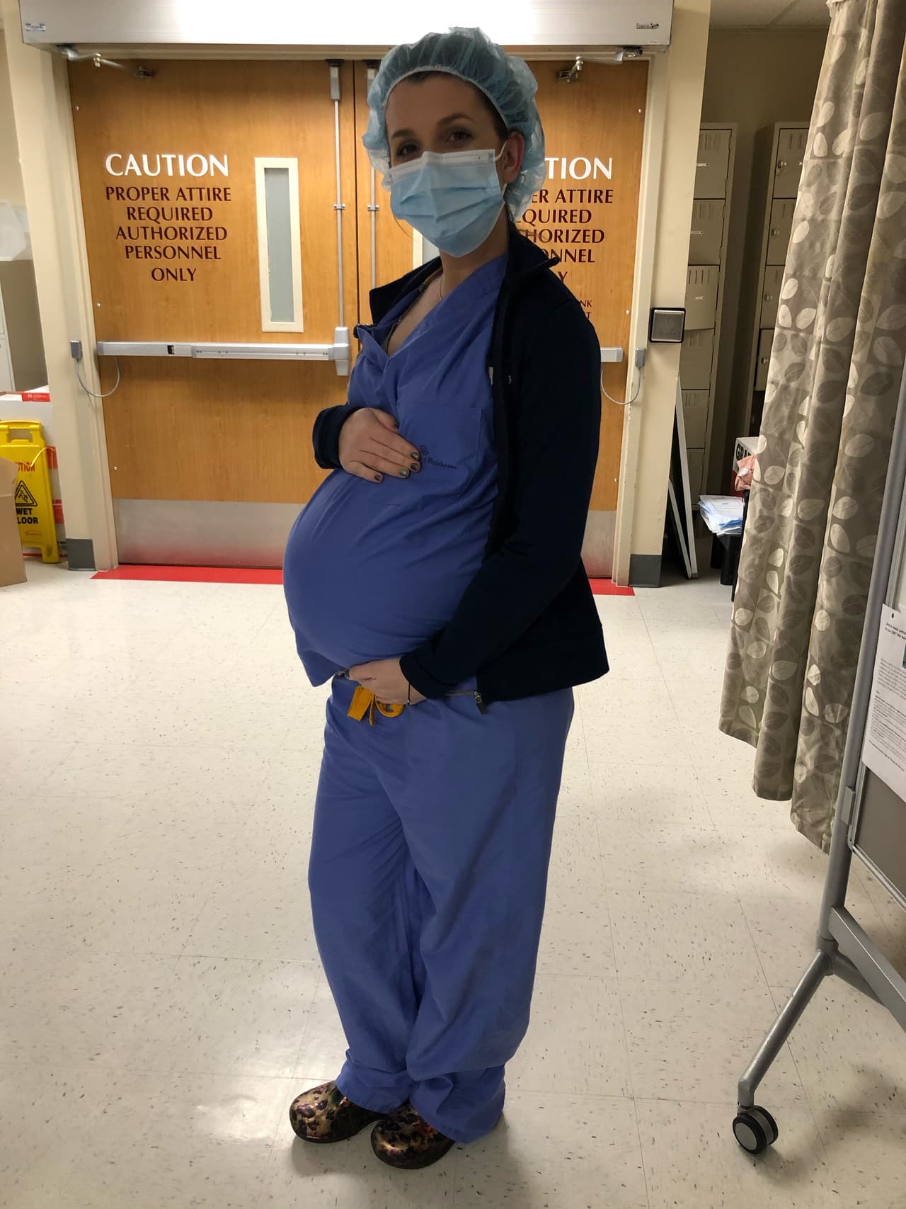 La trabajadora de salud del hospital Medical City en Plano se ofreció como voluntaria para cargar su bebé como madre sustituta.
<br>