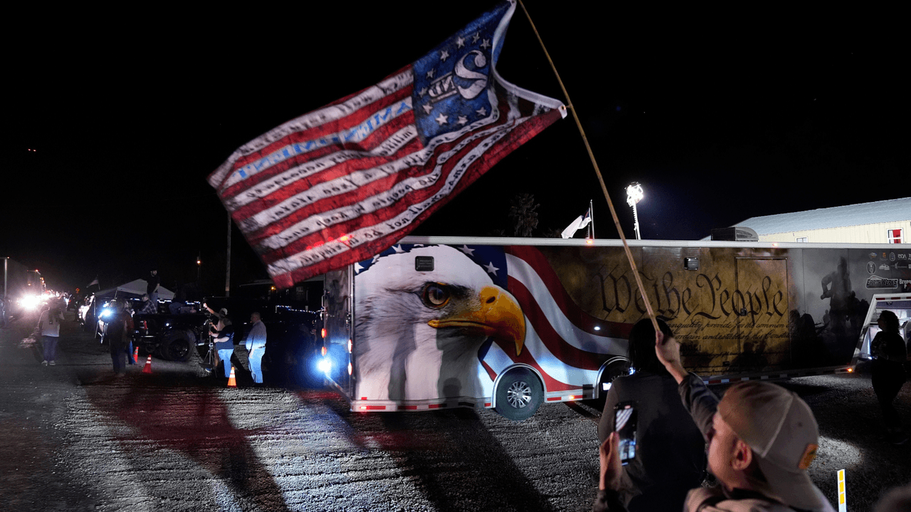 El convoy está compuesto de tráileres y también de vehículos. En Quemado, Texas, la caravana se sitúa en Cornerstone Children’s Ranch, una iglesia y un rancho. Según datos que
<i> Univision San Antonio</i> recopiló en el sitio, no se tiene indicación de que el convoy vaya a salir de esta propiedad para ir directamente a un lado del Río Bravo.