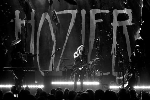 Hozier interpretó el tema titulado 'Take Me To The Church'.