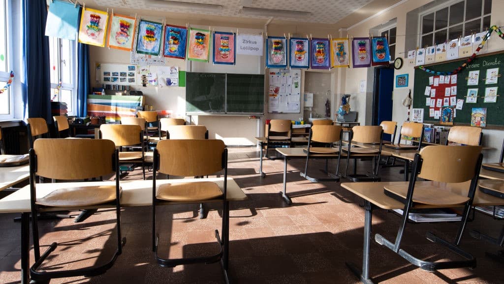 “Una realidad que vivimos”: escuela de Texas arma a sus maestros para proteger a estudiantes ante un tiroteo