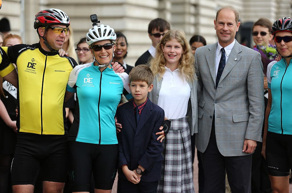 Otras de las cualidades que la matriarca admira de la condesa de Wessex es su dedicación a la familia: "No solo Sophie ha destacado como una mujer dedicada, sino que también ha criado a dos adolescentes que son equilibrados, deportivos, divertidos y encantadores", dijo la fuente.